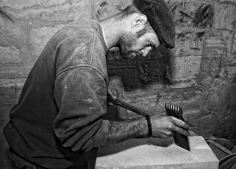 tailleur-LE CASTELLET-min_man-black-and-white-photography-monument-male-statue-1202231-pxhere.com